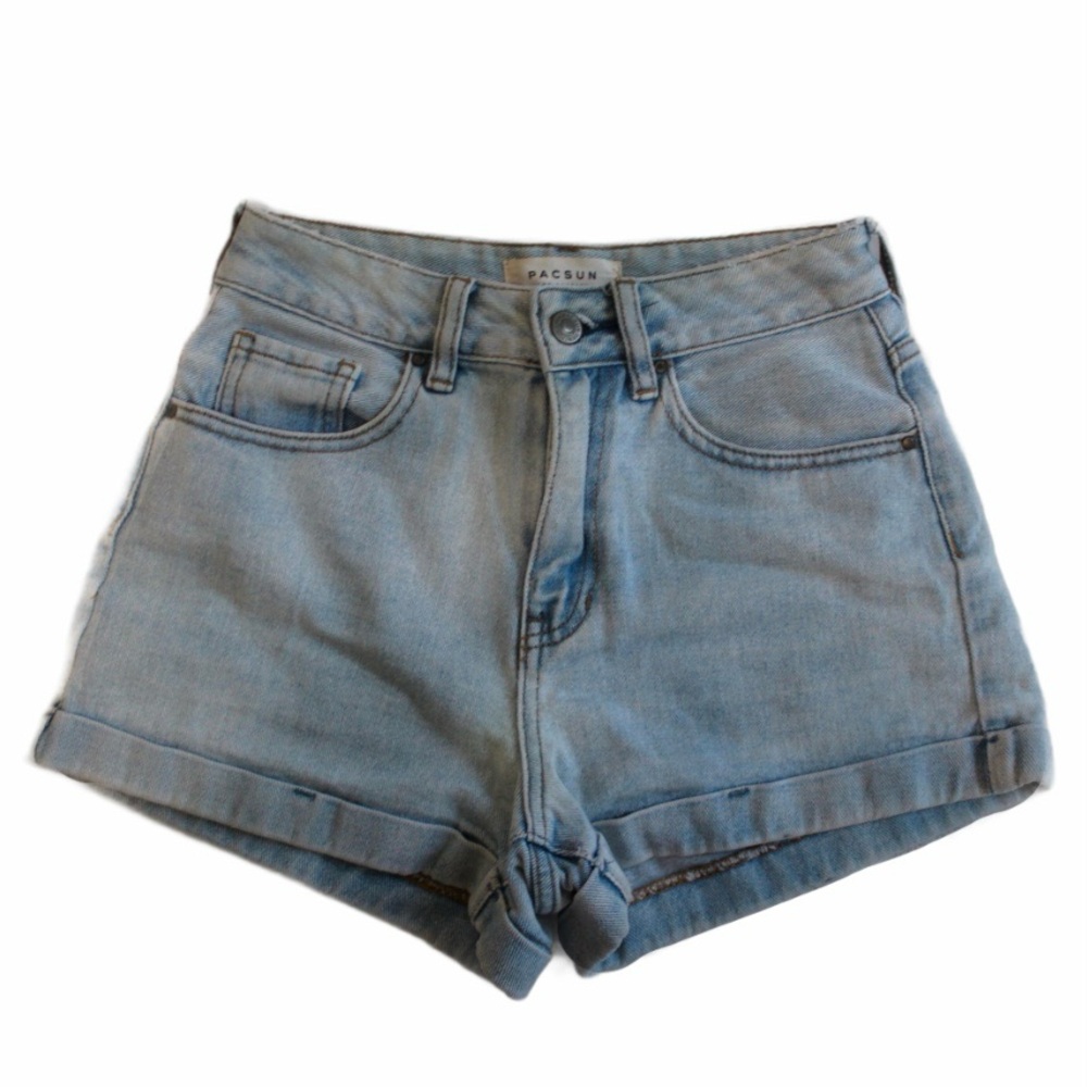 pacsun denim mom short — light wash ***tear on belt loop***